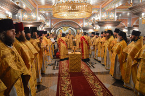 Духовенство на освящении нижнего храма (фото с сайта Kolyma.ru)